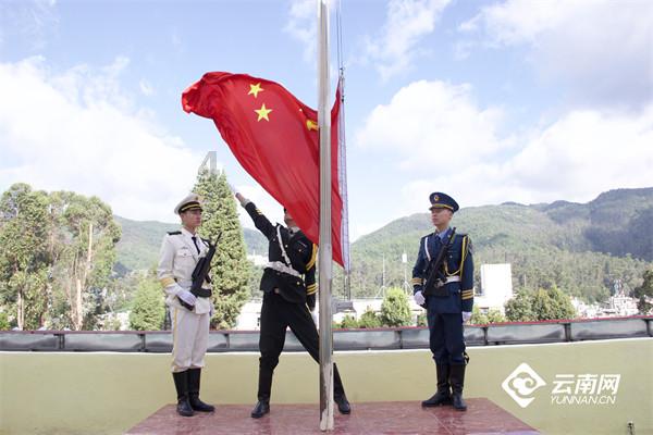 为什么男人带着孩子回老家，还非得老婆也回去，不然怕别人觉得家庭不和睦。为什么怕别人这样看？游戏画面